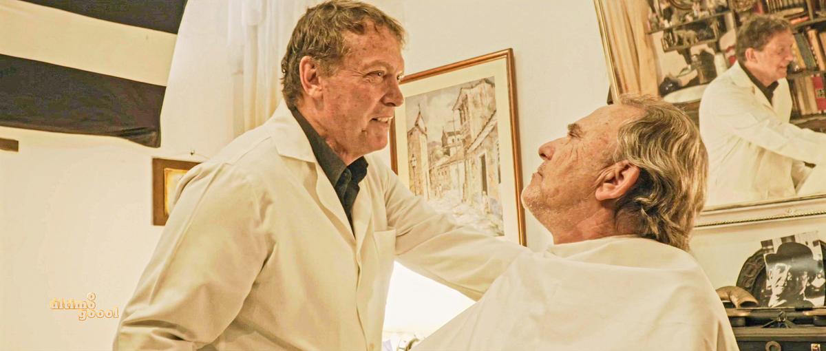 Em O Último Goool, um corintiano e um palmeirense colocam em risco sua amizade de 50 anos devido à rivalidade no futebol (Reprodução)