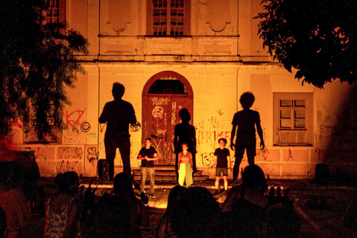 O espetáculo ‘SomBRafrica’ usa a linguagem do teatro de sombras e os elementos da estética afro-brasileira para alimentar a trama e a imaginação dos espectadores (Divulgação)