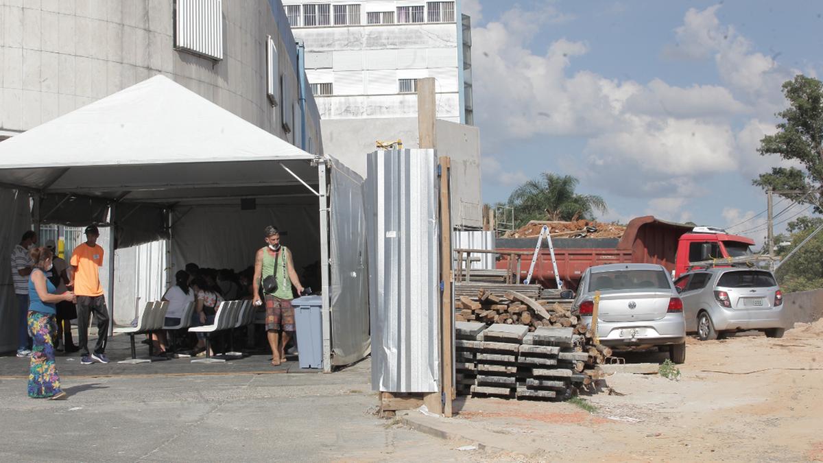 Pacientes do Hospital Mário Gatti se queixam do calor embaixo da tenda instalada provisoriamente devido às obras em andamento (Kamá Ribeiro)