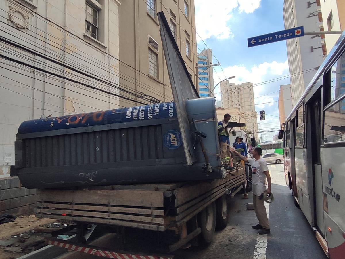 Prefeitura divulgou a foto do momento que a banca foi retirada; dono terá 30 dias para resgatar a estrutura e terá que pagar uma multa (Divulgação)