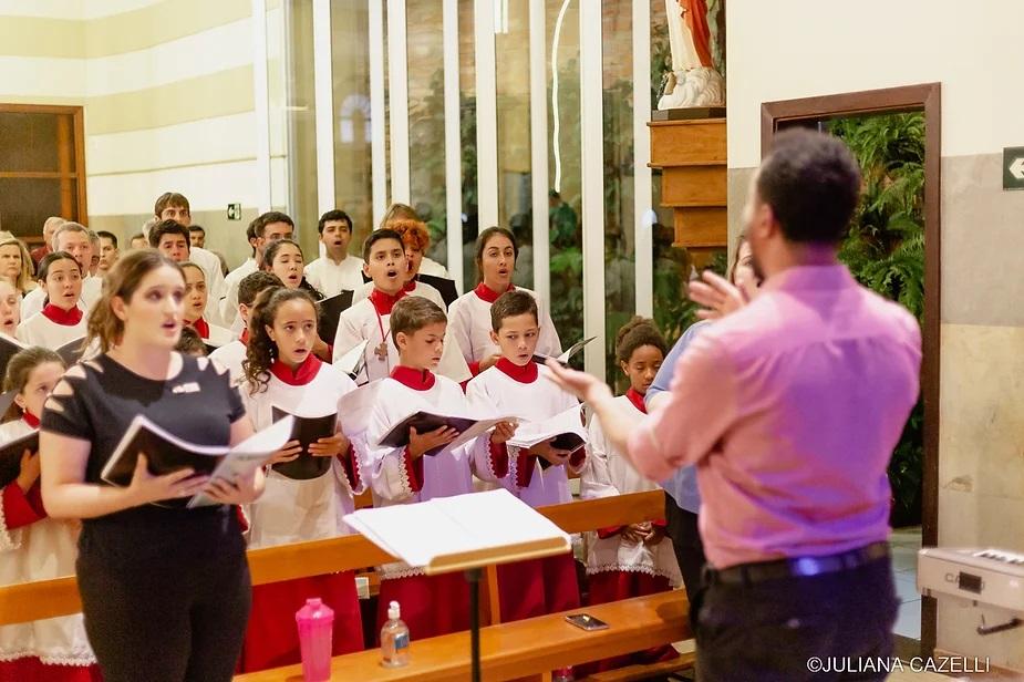Há 40 vagas disponíveis , destinadas a meninos e meninas, a partir dos 10 anos de idade, que queiram estudar música e canto (Juliana Cazelli)