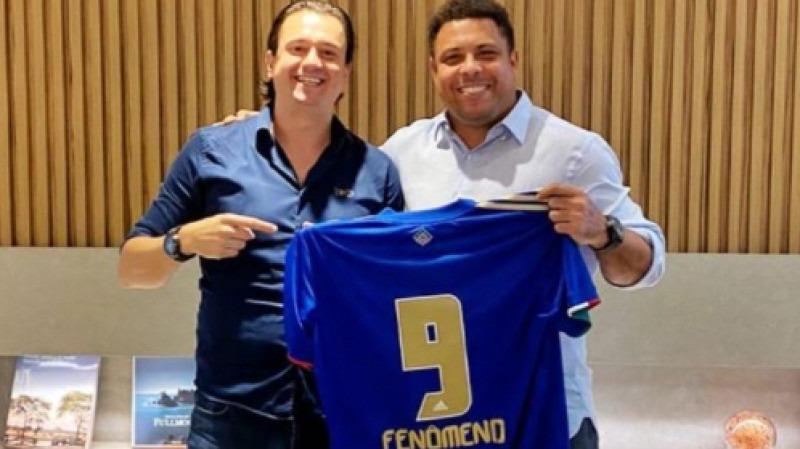 Ronaldo ao lado do presidente cruzeirense Sérgio Santos Rodrigues, durante anúncio da compra das ações (Divulgação)