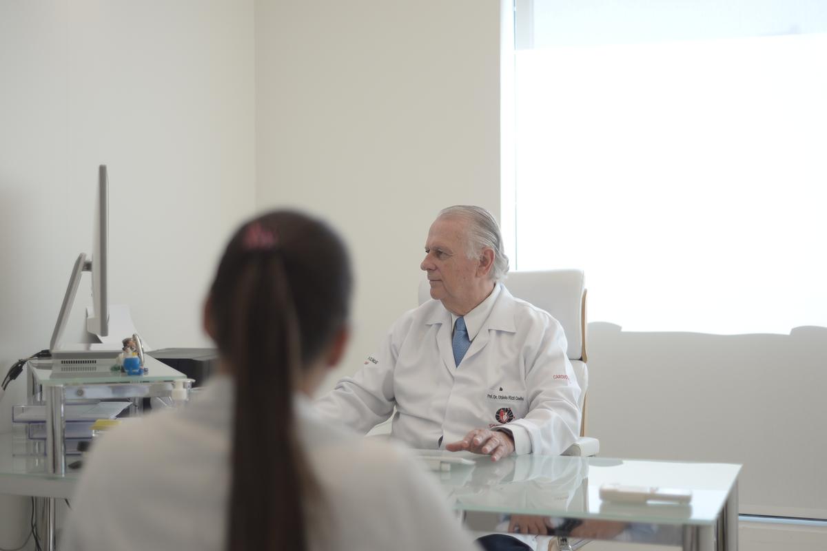 O cardiologista Otávio Rizzi Coelho atende paciente em seu consultório (Alessandro Torres)