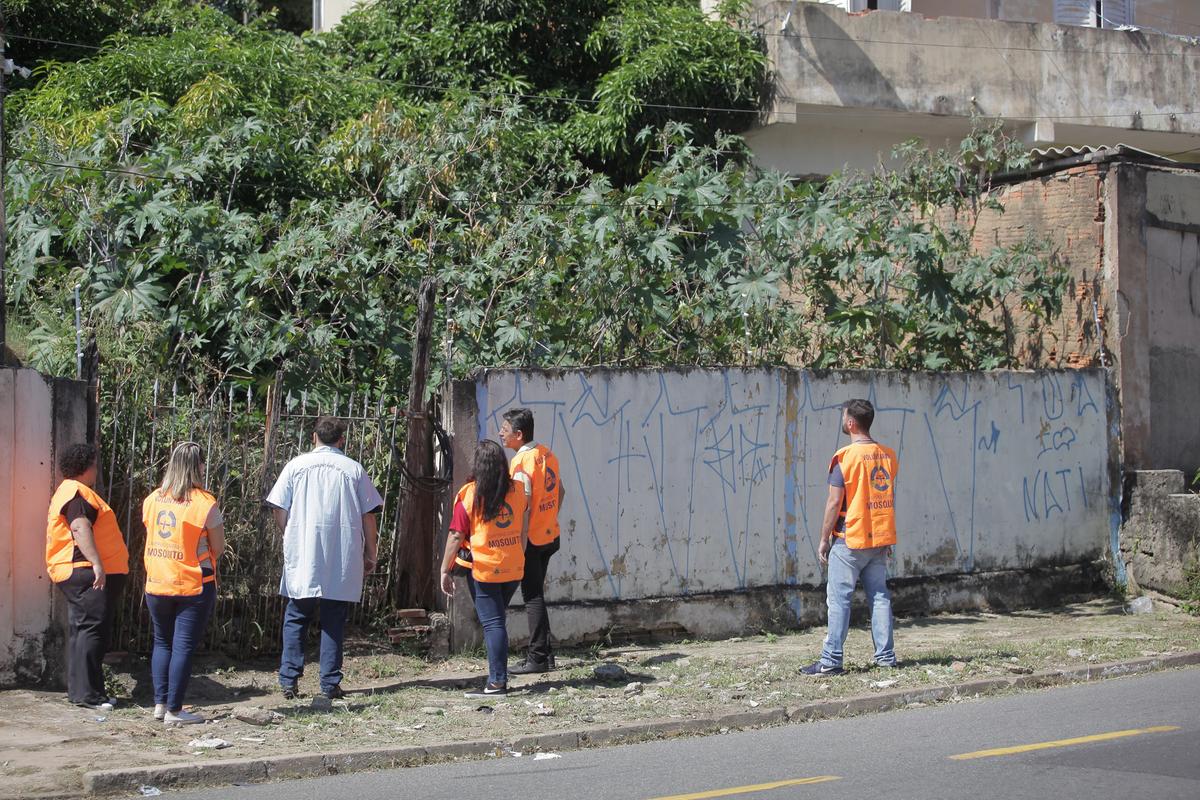 Agentes de saúde da Prefeitura de Campinas e voluntários vistoriam as condições de um terreno abandonado no bairro Santa Eudóxia, na região do Jardim Carlos Lourenço, em busca de possíveis criadouros do mosquito Aedes aegypti, vetor do vírus da dengue e outras doenças (Kamá Ribeiro)