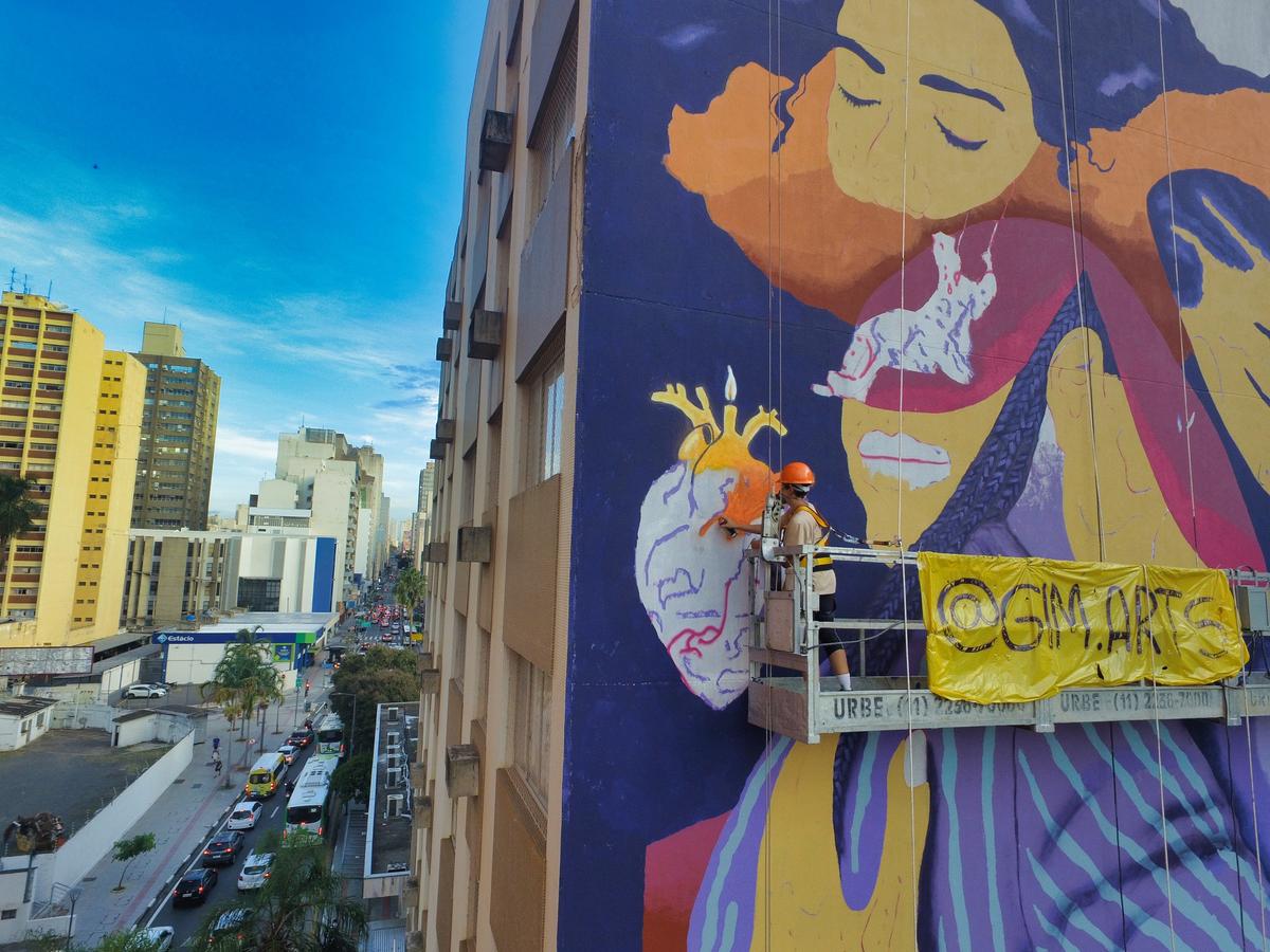 O projeto, intitulado "O que os olhos não veem", é coordenado pela arquiteta e muralista Gislaine Martins, a Gim: objetivo é estimular um olhar mais atento para a arte urbana (Vars e Anna)