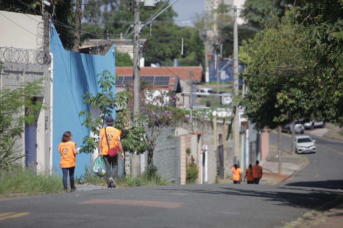 Voluntários percorrem o Jardim Santa Eudóxia em apoio aos agentes de combate à dengue durante o 10˚ mutirão, realizado no sábado (Kamá Ribeiro)