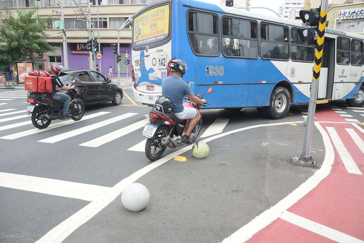 População reclama que esferas de concreto, instaladas para separar a ciclofaixa da via, são atingidas diariamente por motoristas (Alessandro Torres)