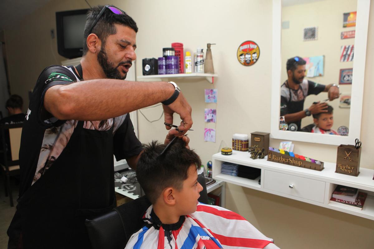 Eduardo Augusto da Silva trocou a atividade de motoboy pela de cabeleireiro autônomo: "Como MEI, pelo menos, a gente tem aposentadoria” (Rodrigo Zanotto)