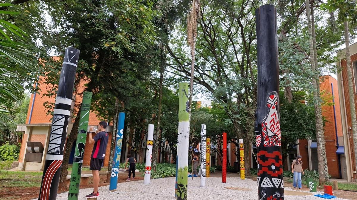Últimos preparativos são realizados para a inauguração do Jardim dos Saberes Ancestrais, com pilares pintados e ornamentados por indígenas de diferentes grupos étnicos (Divulgação)