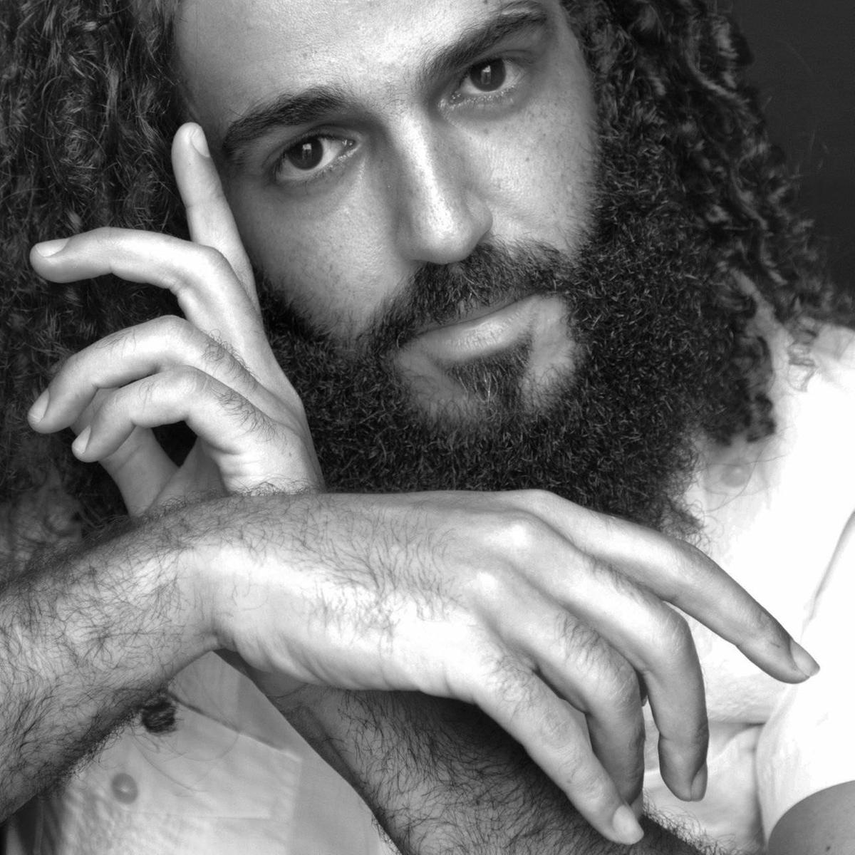 O escritor e músico Rafa Carvalho lança dois livros – o de contos Roxo Seco e o romance Irene – em eventos que contam com participações especiais, exposições de artes visuais, bate-papos sobre os livros e literatura, além de apresentações musicais (Divulgação)