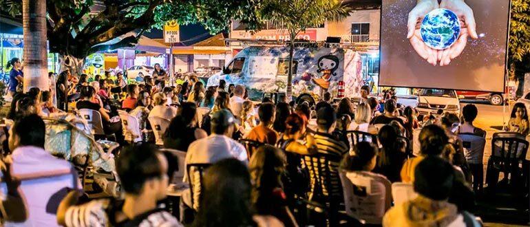 CineSolar — o primeiro cinema itinerante no país movido a energia solar — estará hoje em Campinas, no bairro São Domingos (Divulgação/Brazucah Produções)