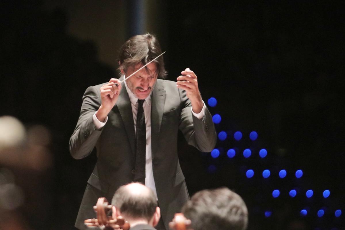 O maestro Carlos Prazeres rege a Orquestra Sinfônica de Campinas hoje com um repertório bastante eclético, que engloba música erudita, canções populares brasileiras e ícones do rock (Firmino Piton)
