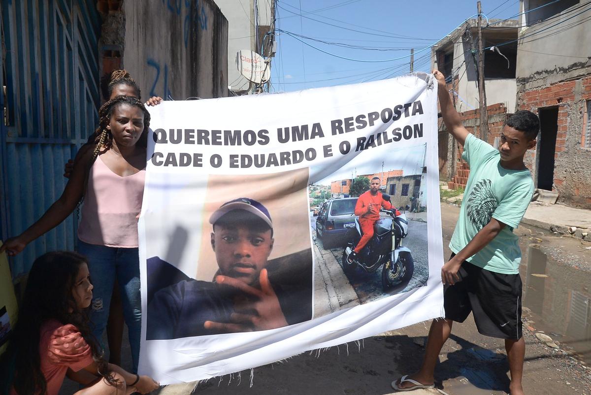 Moradores da comunidade do Parque Oziel cobram das autoridades policiais uma resposta para o desaparecimento de Eduardo e Railson (Alessandro Torres)