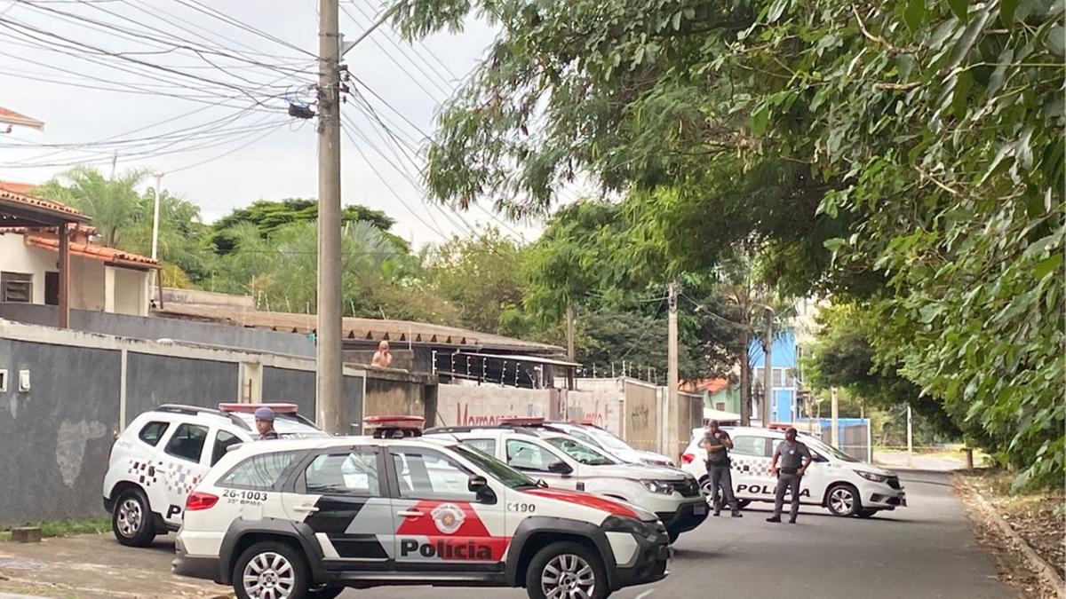 Policiais militares cercam o local do crime, na Rua São Luis do Paraitinga, no bairro São Bernardo (Divulgação)