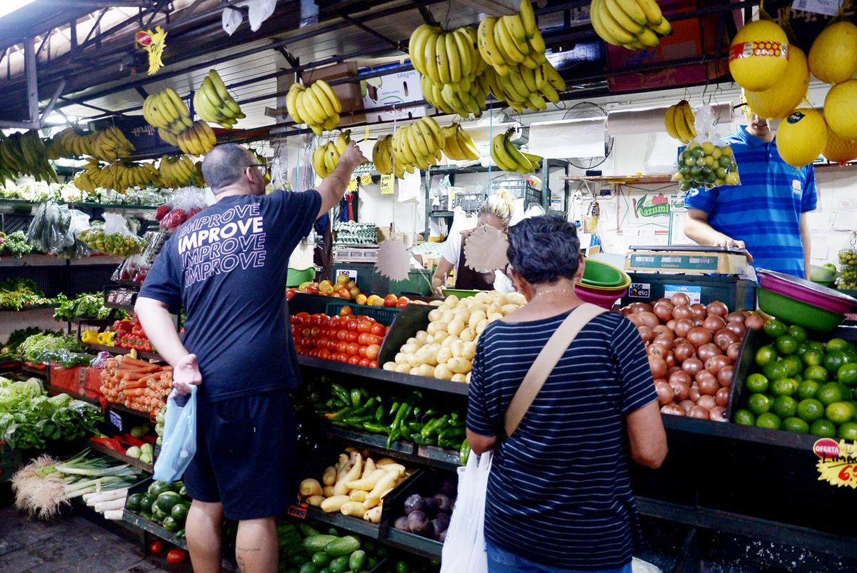 Enquanto o preço médio da batata em Campinas caiu, o do tomate e da banana subiu; expectativa é por uma estabilização nos preços após o fim de 2023 e início de 2024, período com mais intempéries climáticas (Alessandro Torres)
