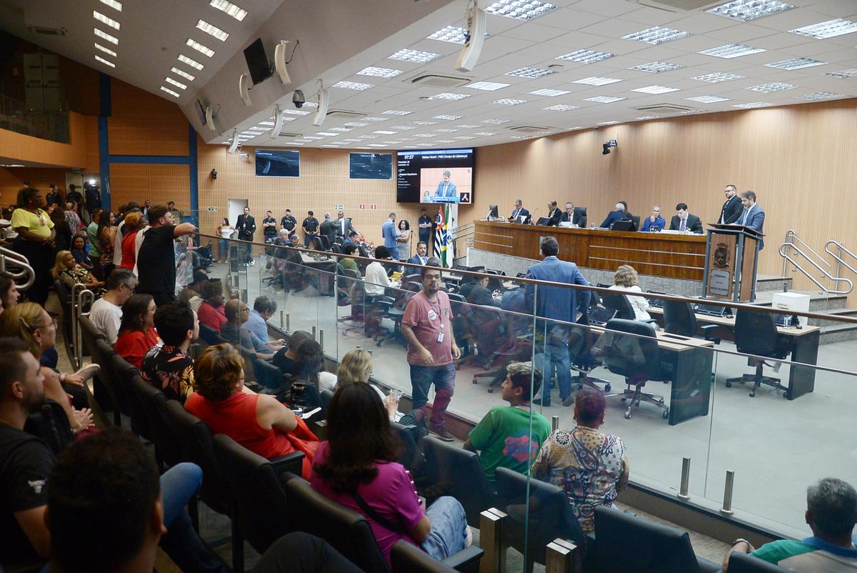 Apoiadores da vereadora do PT, Paolla Miguel, lotaram o plenário da Câmara Municipal na sessão de ontem à noite em sinal de apoio à parlamentar, que será submetida a uma Comissão Processante (CP) (Alessandro Torres)