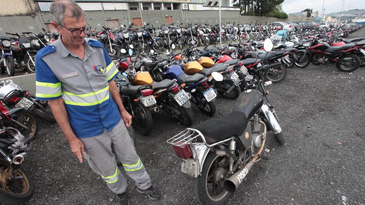 Irregularidade no escapamento das motocicletas levam o veículo a fazer mais barulho, como no caso do veículo apreendido e exibido no pátio da Emdec; local conta com 1.596 motos recolhidas (Rodrigo Zanotto)