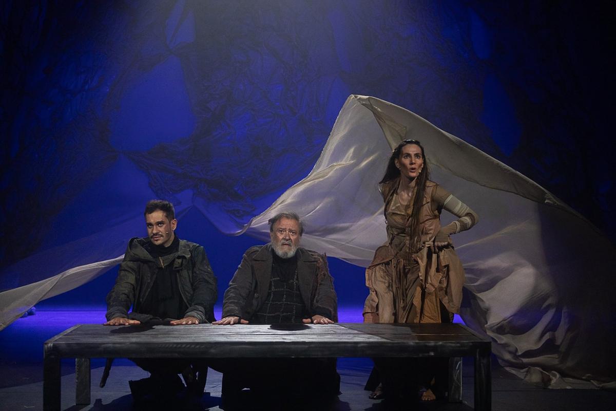 Com atuação de Alex Bartelli, Luís Melo e Andréia Nhur, o espetáculo tem como tema central a mudança, a busca pelo sentido da vida (Divulgação)