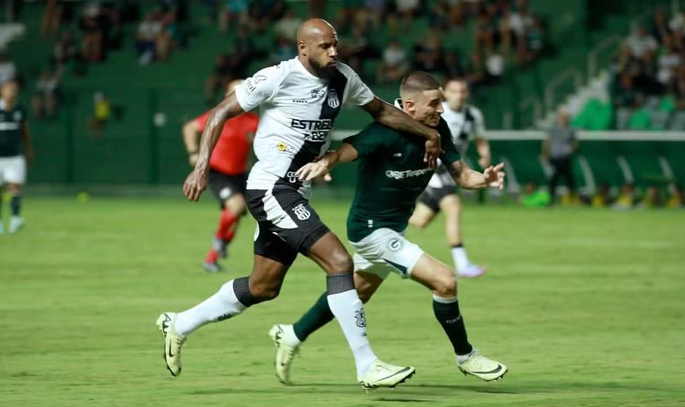 Sistema defensivo da alvinegra não conseguiu conter o ataque goiano (Rosiron Rodrigues - Goiás E.C)