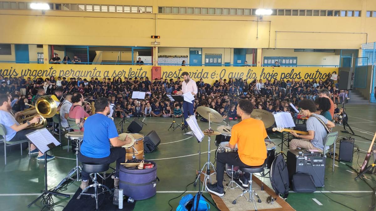 Orquestra Anelo tocou na segunda-feira passada para alunos da Escola Estadual Benito Juarez, no Jardim Santa Clara (Divulgação)