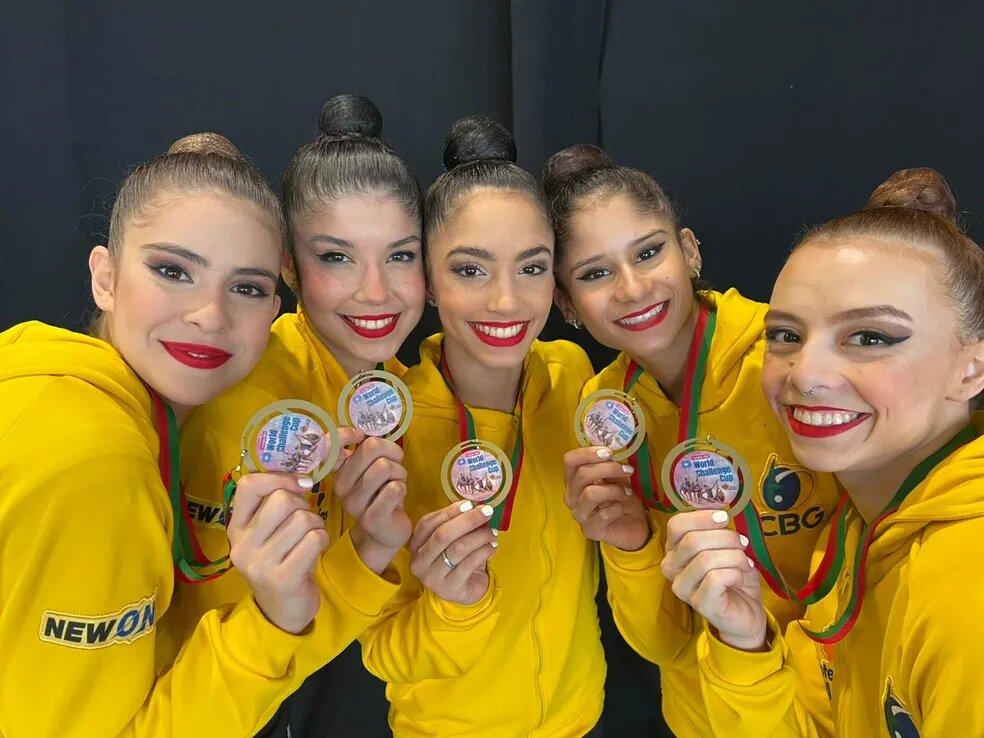 Meninas exibem medalha após uma das apresentações no ano passado (Divulgação/CBG)