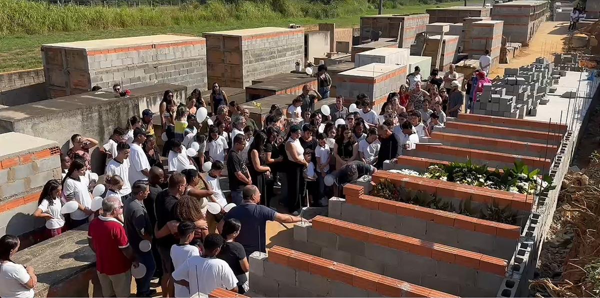 Familiares e colegas de escola acompanham o enterro do menino de 12 anos morto a golpes de madeira (Divulgação)