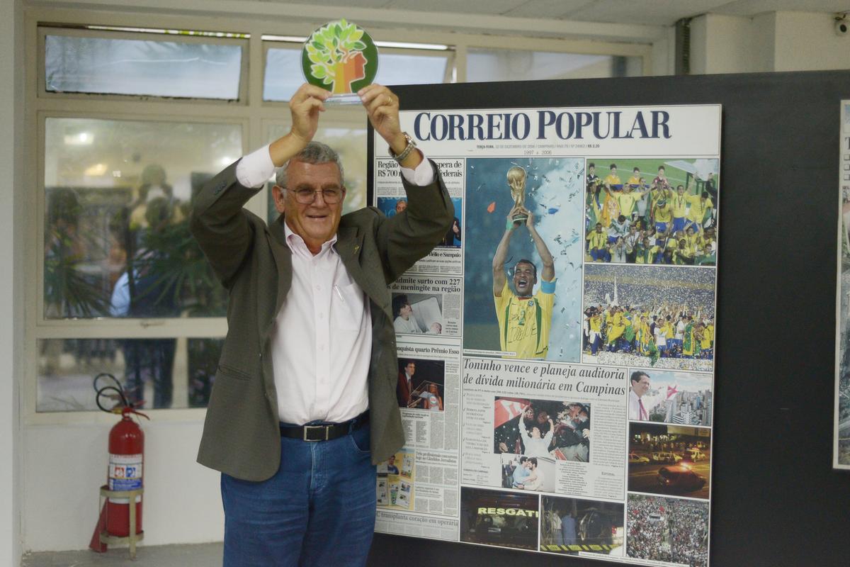 Presidente da Ceasa, Valter Greve comemora o triunfo na categoria Poder Público ao lado de uma imagem icônica (Alessandro Torres)