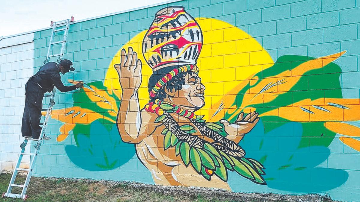 Grafiteiro Edson Xis dedicou 16 horas de trabalho e utilizou 16 latas de spray para pintar o mural na escola Profª Lílian Cristiane Martins de Araújo, no Jardim Estefânia, em Hortolândia (Divulgação)
