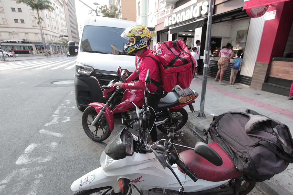 Entregador de aplicativo monta em sua moto para mais uma viagem a partir da Avenida Francisco Glicério no Centro de Campinas; maioria dos entregadores é do sexo masculino (90%) e 54% se declara negra (Kamá Ribeiro)