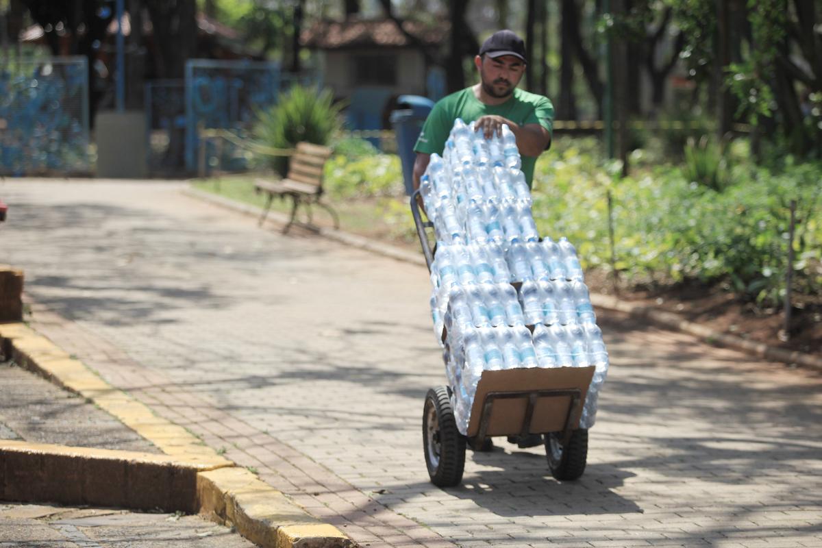 Especialistas recomendam manter a hidratação e beber bastante água, mesmo se não sentir sede, durante o período de calor e baixa umidade do ar (Kamá Ribeiro)