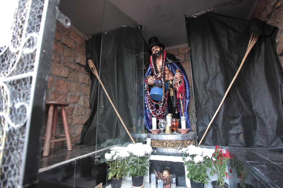 Santuário do Senhor Tranca Rua das Almas no Cemitério da Saudade (Kamá Ribeiro)