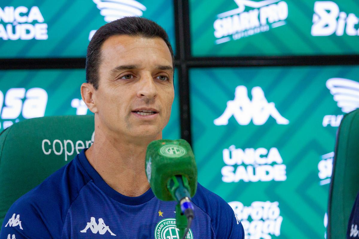 O técnico Júnior Rocha tem o desafio de recuperar o time (Raphael Silvestre/Guarani FC)