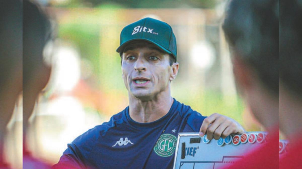 O técnico Júnior Rocha orienta os jogadores bugrinos durante treino (Raphael Silvestre/Guarani FC)