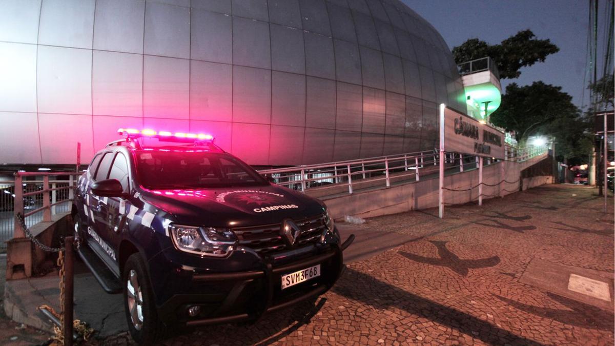 Veículo da Guarda Municipal de Campinas estacionado defronte ao Plenário da Câmara de Vereadores: Legislativo amplia a segurança diante de ofensas e ameaças a seis parlamentares, todos eles negros (Kamá Ribeiro)