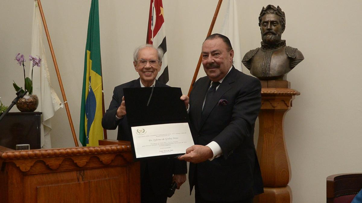 Sylvino de Godoy Neto, presidente do Grupo RAC, recebe das mãos de Jorge Alves de Lima o diploma de membro da Academia Campinense de Letras por sua atuação à frente do jornal Correio Popular (Alessandro Torres)