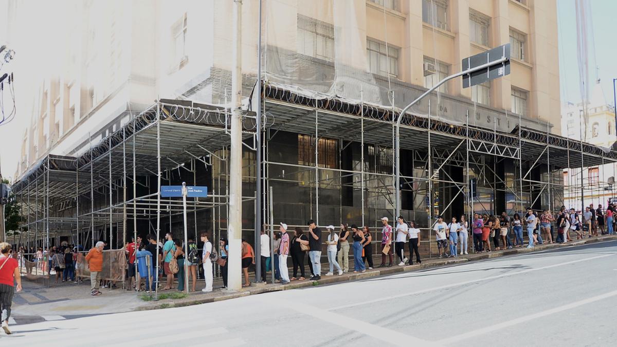 Ontem, as filas foram longas diante do Palácio da Justiça, no Centro, onde estão instalados os cartórios eleitorais; Justiça Eleitoral fez 7.944 alistamentos em Campinas desde janeiro (Alessandro Torres)