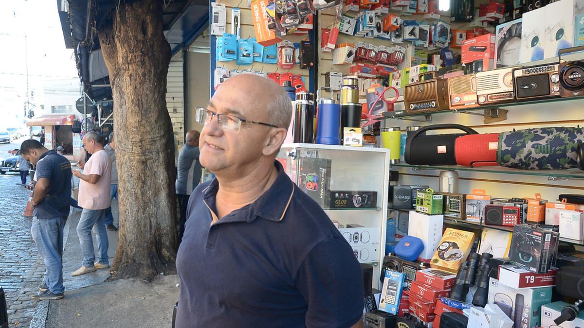 O comerciante Sidnei Francisco Sampaio trabalha há 41 anos, desde que era adolescente, na Rua Bernardino de Campos (Alessandro Torres)