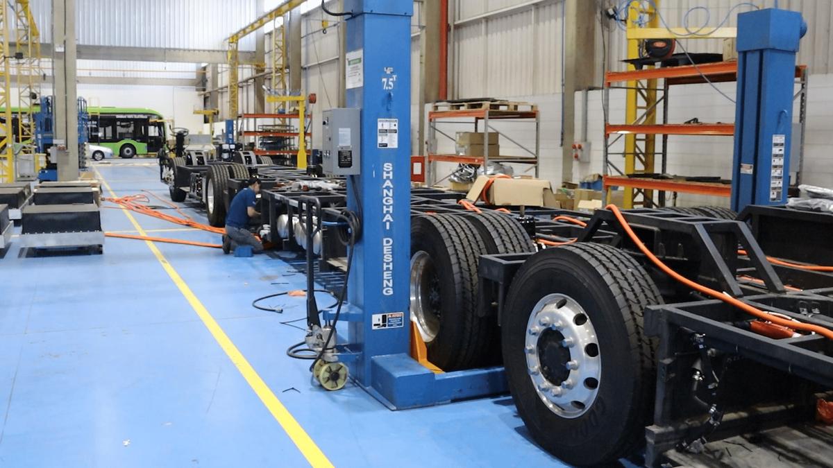 Os ônibus elétricos somente poderão ser adquiridos das quatro montadoras que têm produção no país e são certificadas pelo BNDES; uma delas, amaior fabricante
de veículos da China com essa tecnologia, tem fábrica em Campinas (foto); Hortolândia também foi beneficiada e poderá adquirir 12 unidades (Divulgação)