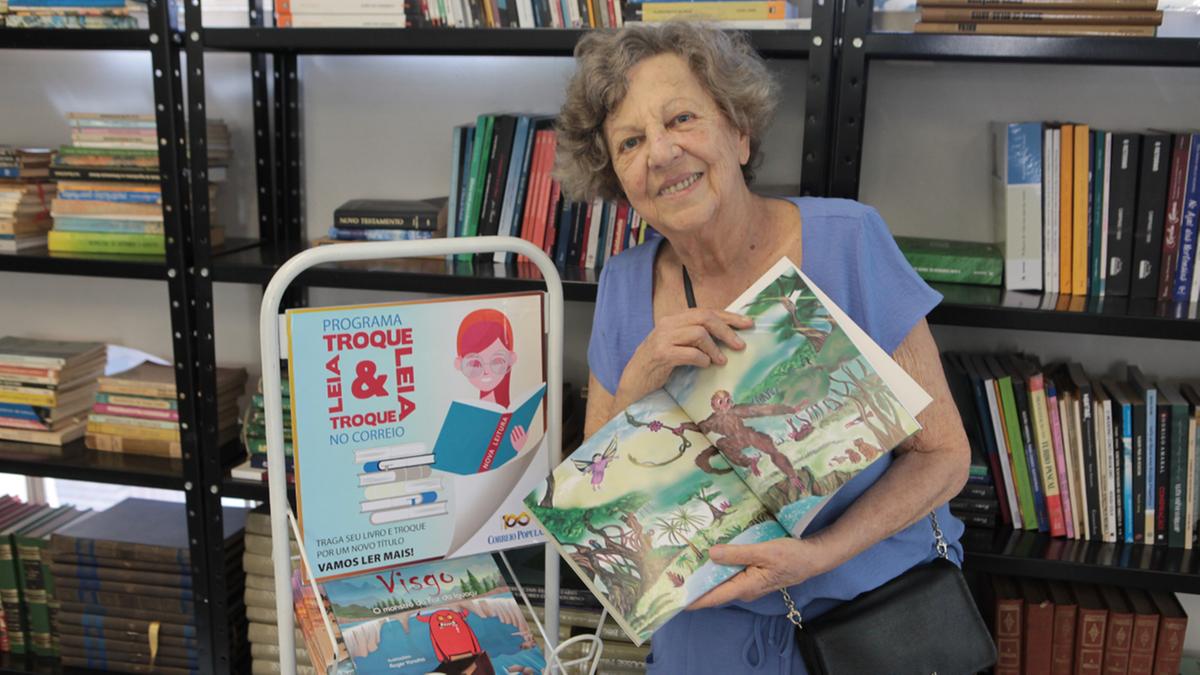 Em visita à sede do Correio Popular, a escritora Nilze Goraieb Chati conheceu o programa Leia & Troque, promovido pelo jornal, e doou seus livros infantis (Rodrigo Zanotto)