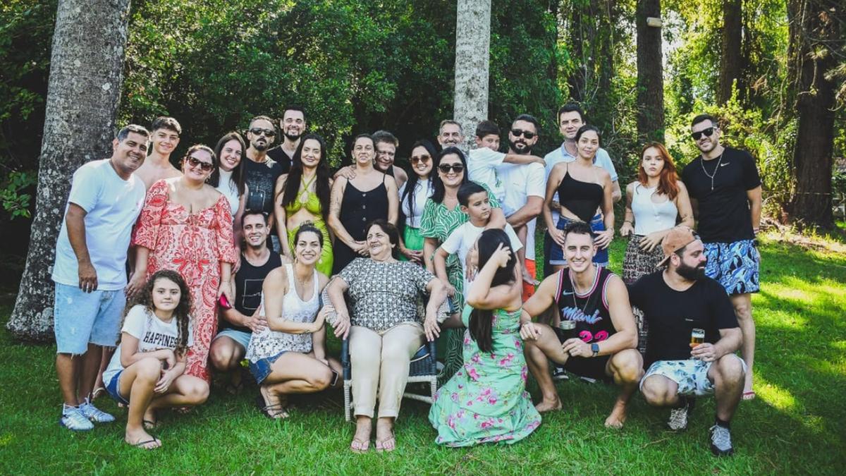 Dona Araci, matricarca da família Gressone Paschoal, do distrito de Sousas, ao centro, rodeada por filhos, netos e bisnetos em sua propriedade, local de incontáveis reuniões festivas da família, especialmente neste Dia das Mães (Arquivo Pessoal)