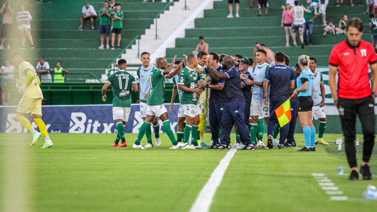 Grupo celebra no Brinco de Ouro, depois do time abrir o placar na partida de sábado (Raphael Silvestre/Guarani FC)