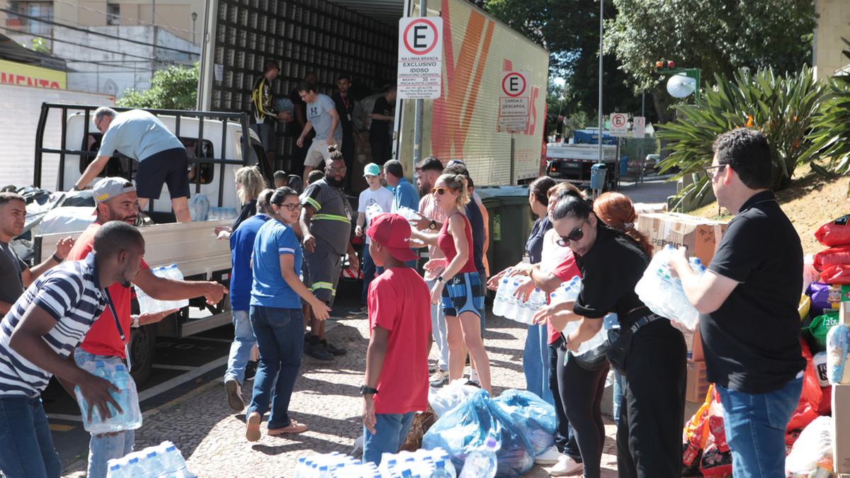Força-tarefa envolvendo integrantes da Administração Municipal e voluntários coletou 72 toneladas na manhã de sábado: três carretas lotadas saíram de Campinas em direção ao Rio Grande do Sul (Rodrigo Zanotto)