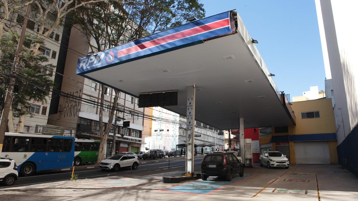 Posto da Avenida Brasil foi fechado após ser lacrado em julho passado; fiscalização constatou a venda clandestina de metanol, que tem a comercialização proibida no país, e problemas nas placas eletrônicas das bombas (Rodrigo Zanotto)