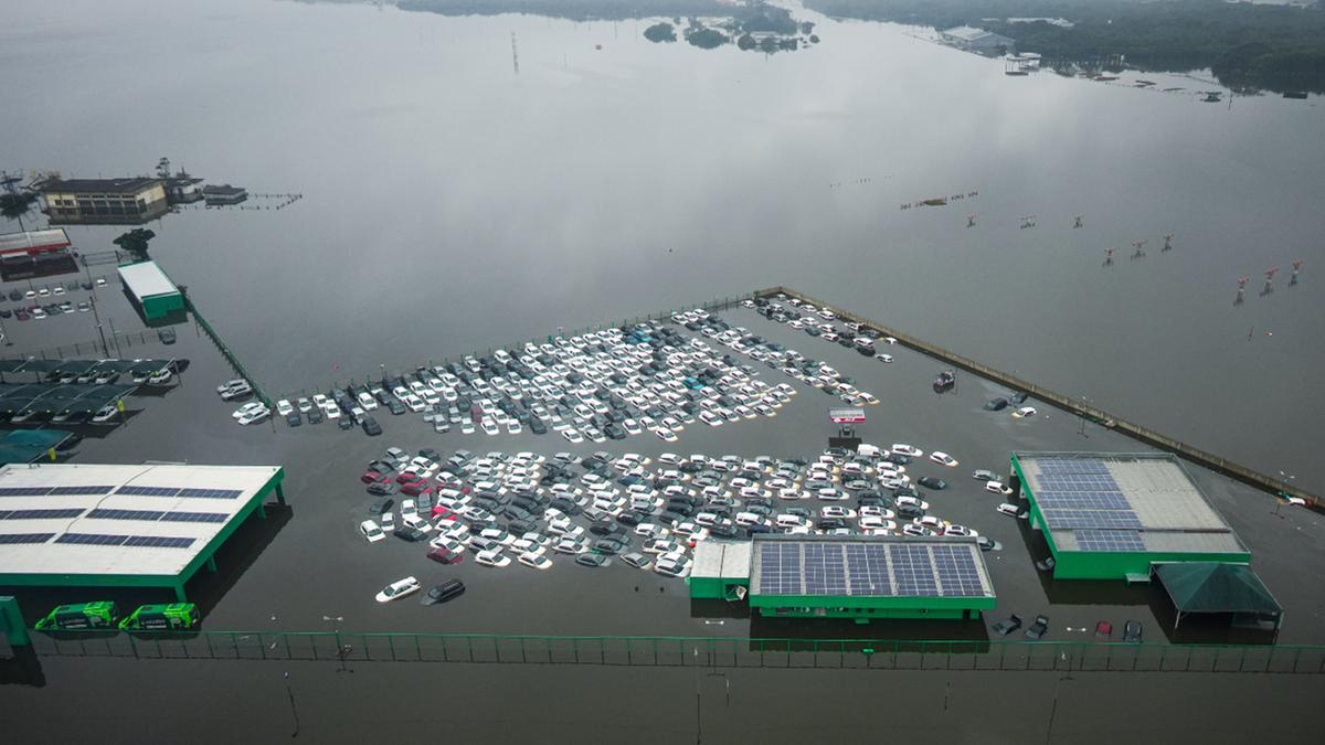 Dezenas de carros atingidos pelas inundações que ainda persistem em Porto Alegre: governo gaúcho anunciou plano de reconstrução do Estado com recursos iniciais de R$ 12 bilhões (Mauricio Tonetto/Secom)