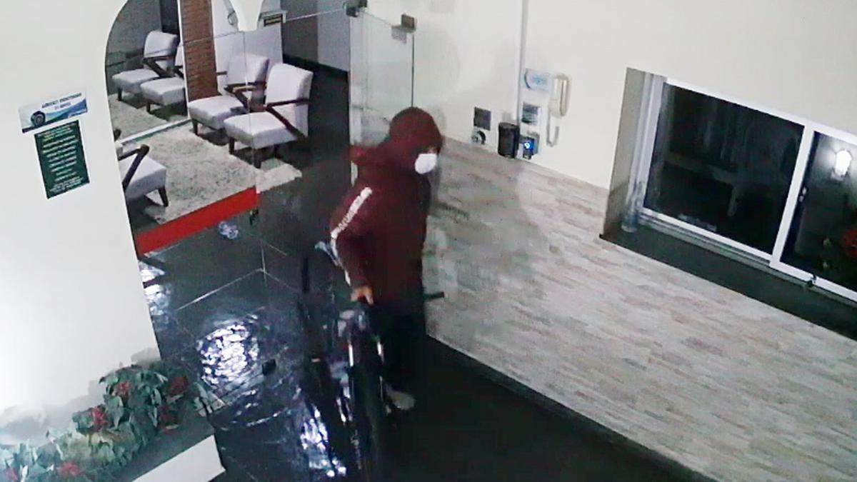 Câmera de vigilância registra o momento em que o bandido atravessa a portaria de um condomínio no bairro Cambuí com uma bike furtada (Divulgação)