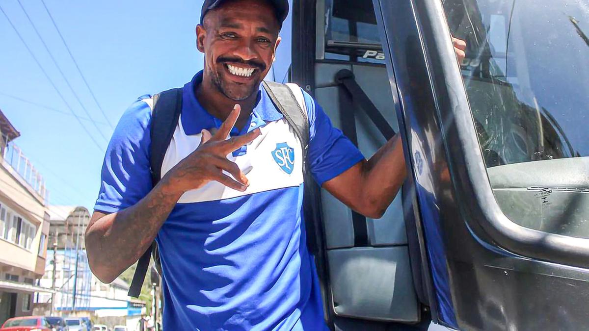 Após passar por vários clubes, Alexandro estipulou que o Serrano será o seu último time; ele não esquece o carinho e os momentos vividos na Ponte Preta, especialmente na conquista do acesso na Série B de 2014 e o apelido de Macacão dado pelas arquibancadas (Gladstone Lucas-Serrano F.C)