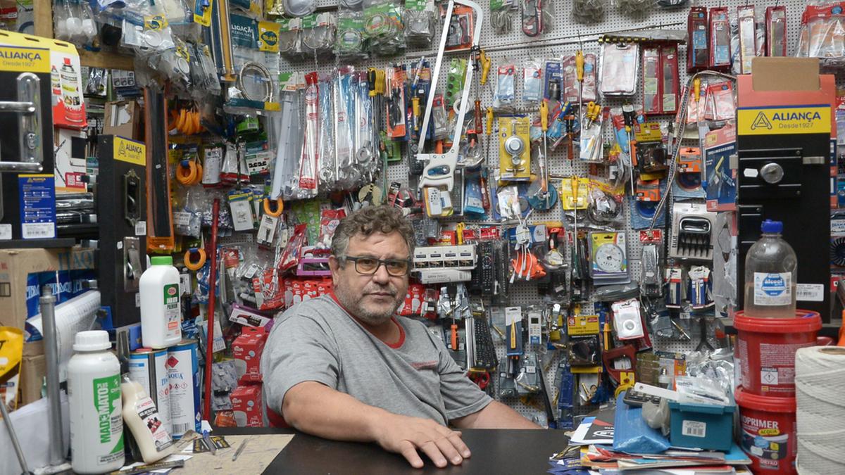 'Eu precisei desses financiamentos e foi muito bom', opinou o comerciante Haroldo de Paula Mariano; recursos obtidos por empréstimos no Banco do Povo
foram destinados para capital de giro, ampliação de estoque e compra de equipamentos para a sua loja de ferragens emateriais elétricos (Alessandro Torres)