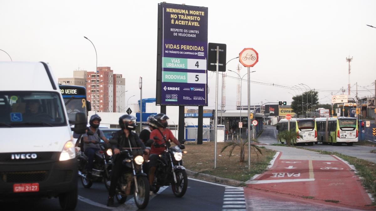 Um painel alerta motoristas sobre os acidentes de trânsito, buscando conscientizar a população para o respeito aos limites de velocidade e às regras de trânsito em geral; amaioria esmagadora das vítimas é composta por motociclistas (Kamá Ribeiro)