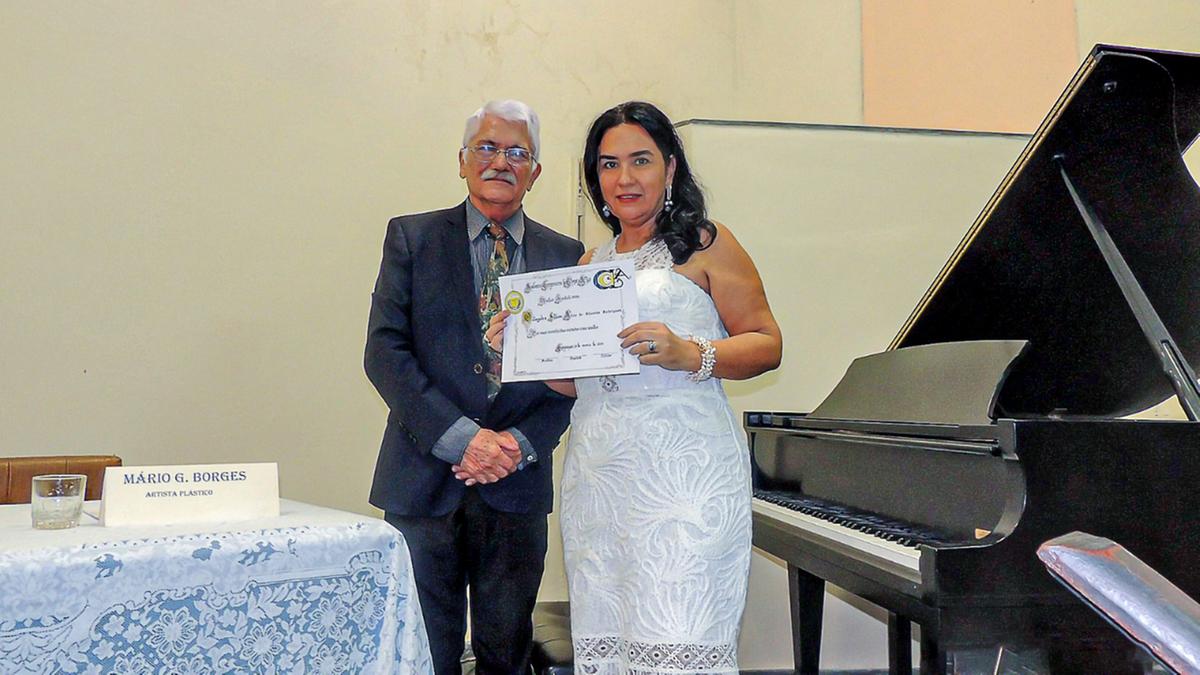 Onze mulheres foram homenageadas pela Academia Campineira de Letras e Artes, destre as quais a diretora do Departamento Comercial do Correio Popular, Aline de Oliveira Rodrigues, durante evento que teve apresentações musicais (Divulgação)