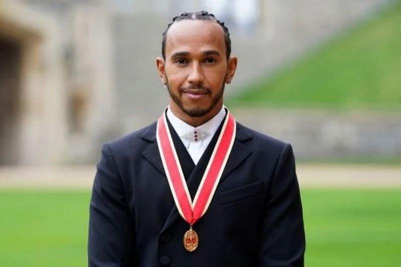 Na modalidade, Hamilton é o quarto piloto a receber a honraria, dada nesta quarta-feira pelo príncipe Charles em nome de sua mãe, a rainha Elizabeth (Andrew Matthews - WPA Pool/Getty Images)